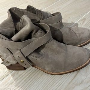 Ugh boots, barely used, 8.5